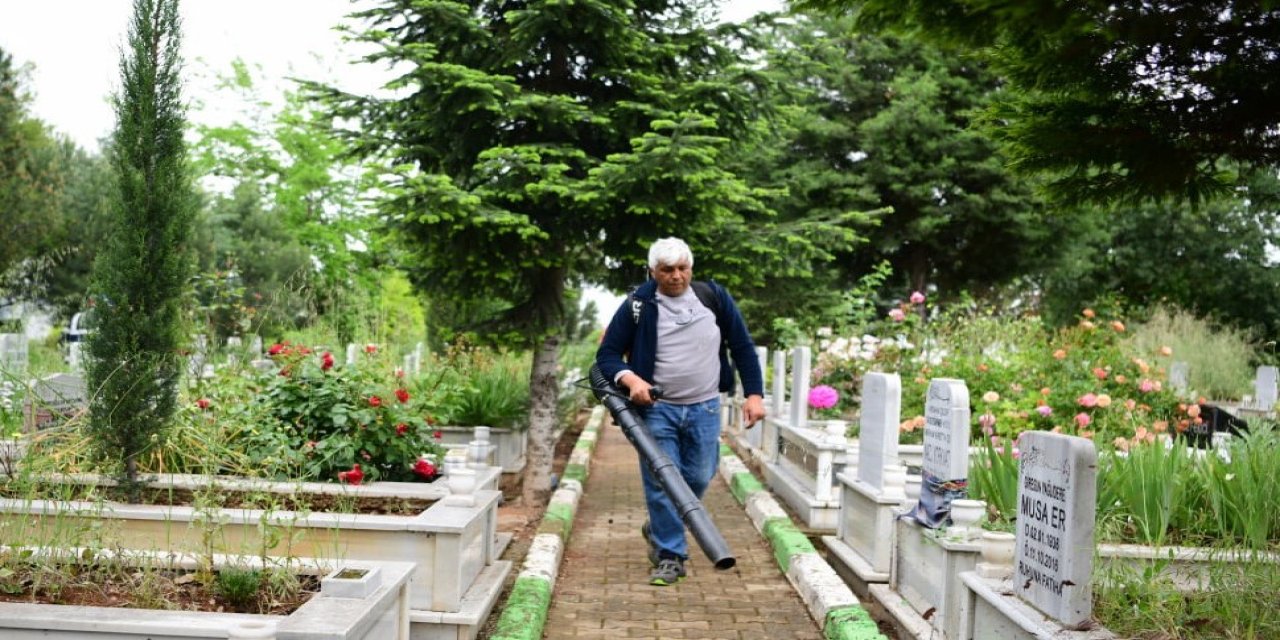 Çayırova mezarlıklarında bayram öncesi bakım