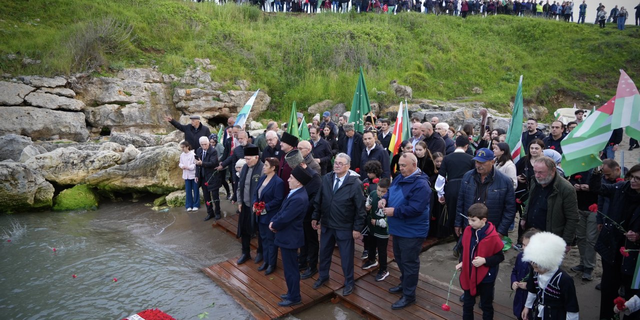 Sürgünün karaya vurduğu yerde Nart ateşi yandı