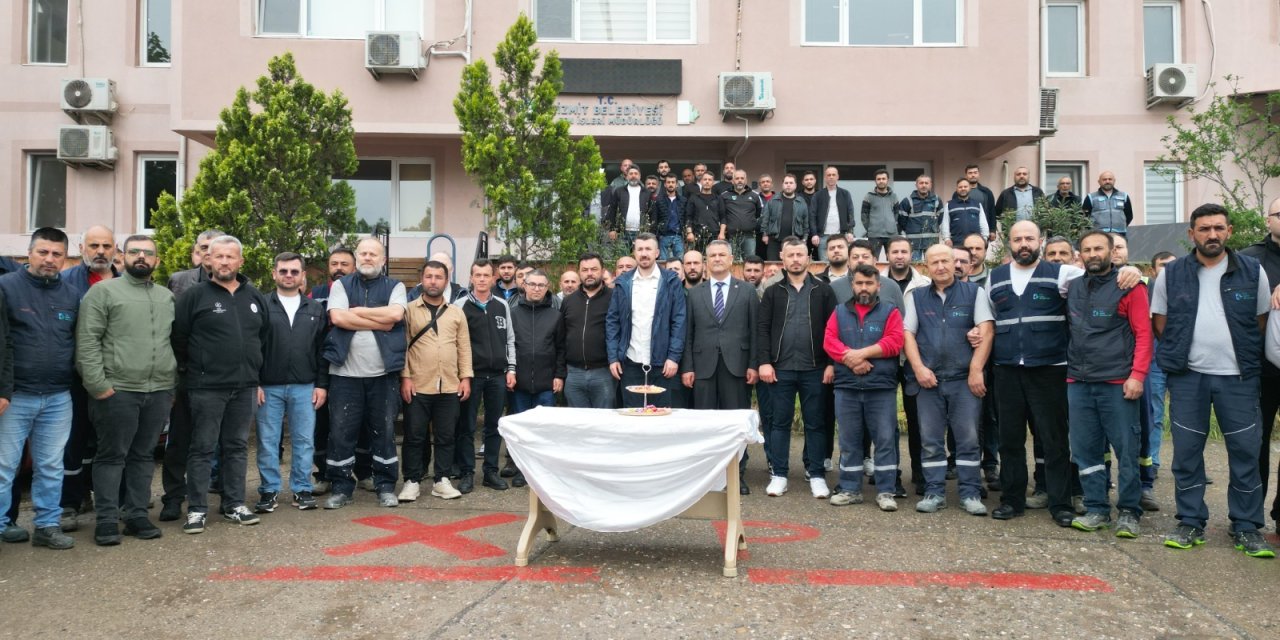 İzmit Belediyesi Fen İşleri emekçileriyle bayramlaştı