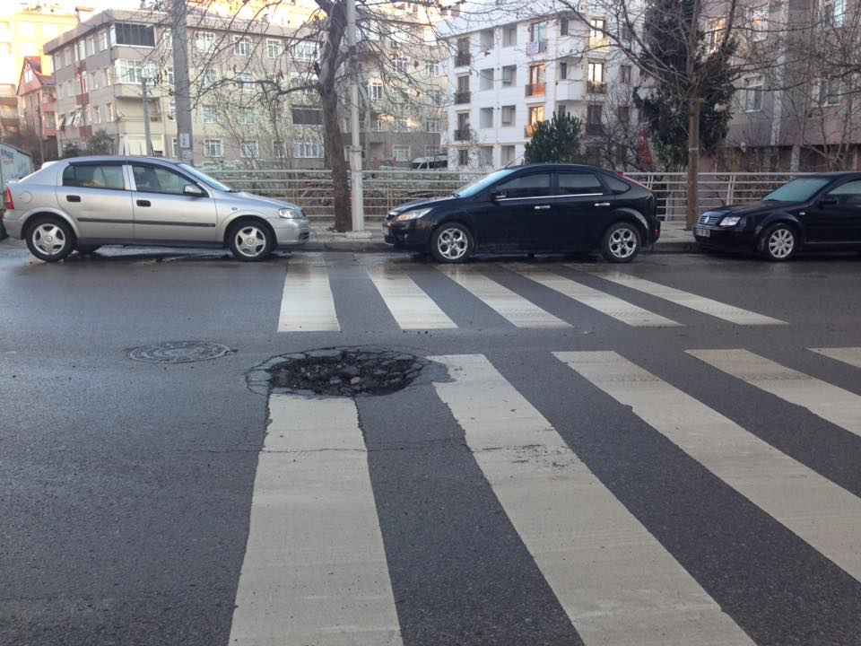 Penbegüllü bulvarında yol çöktü