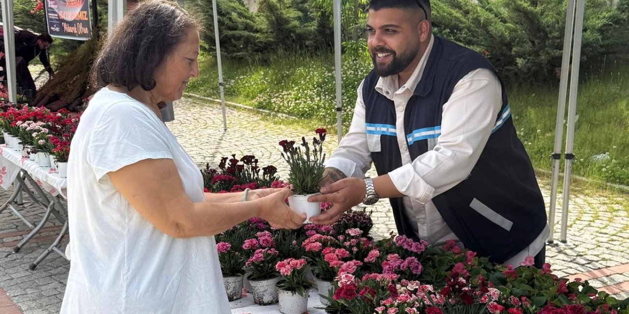 Mezarlıklarda bayrama yakışan hizmet