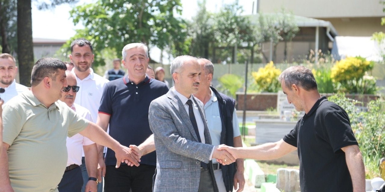 Çiftçi'den kabristan ziyareti
