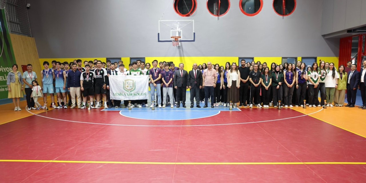 Körfez'de liseler arası voleybol turnuvasının şampiyonları kupalarını aldı