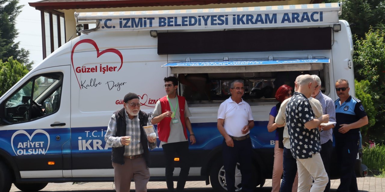 İzmit Belediyesinden Tepebaşı Camii’nde ikram