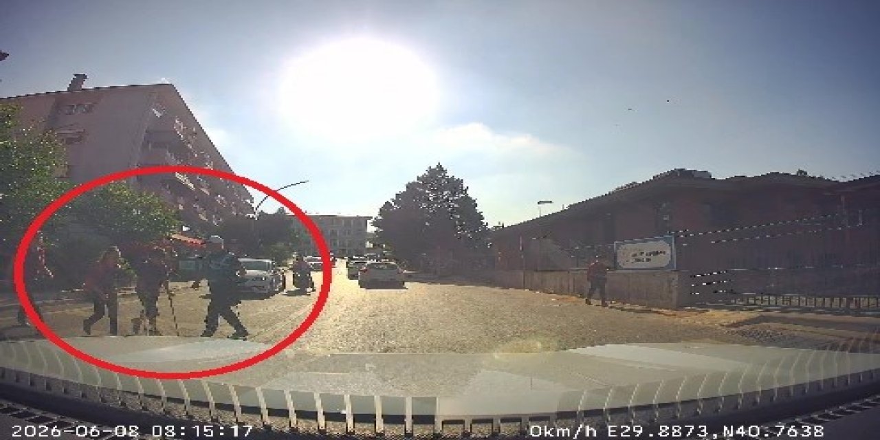 Koltuk değnekli öğrencinin  yardımına zabıta personeli koştu
