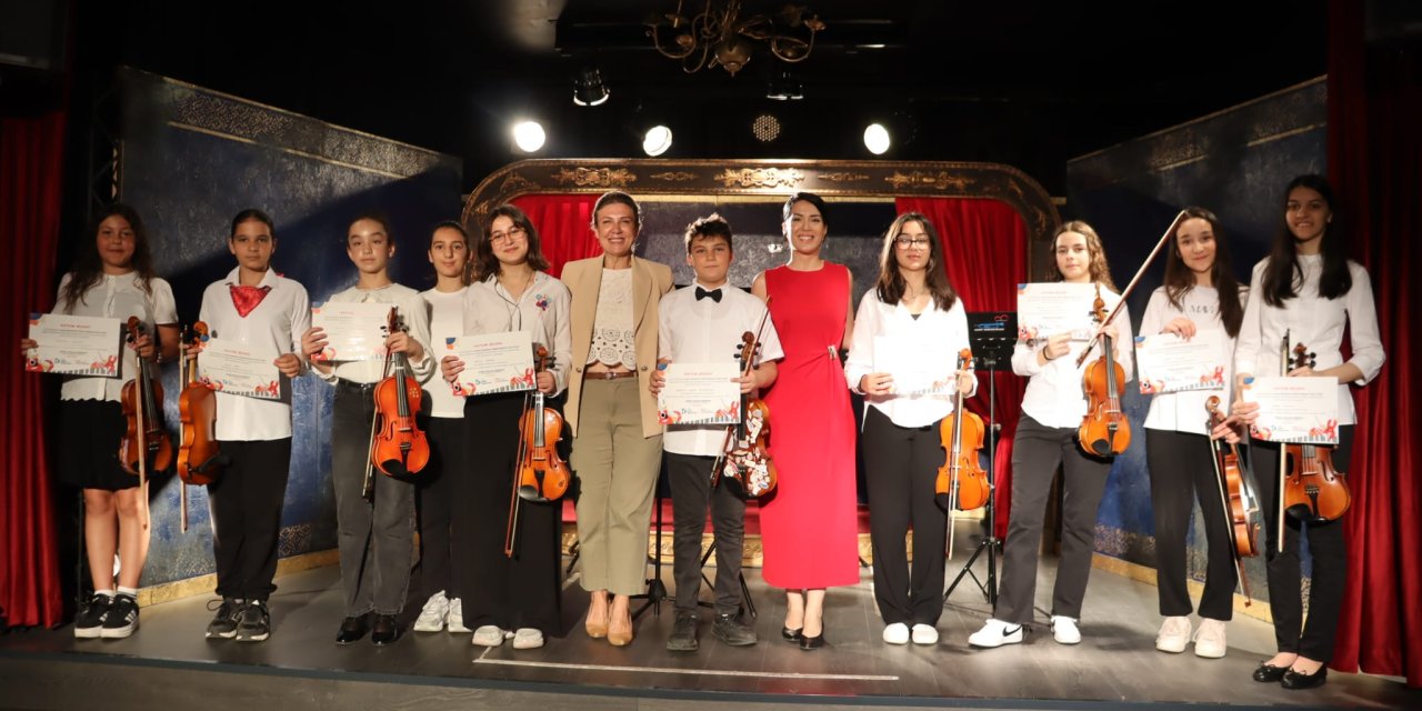 Sanat Akademisi’nde mezuniyet sevinci
