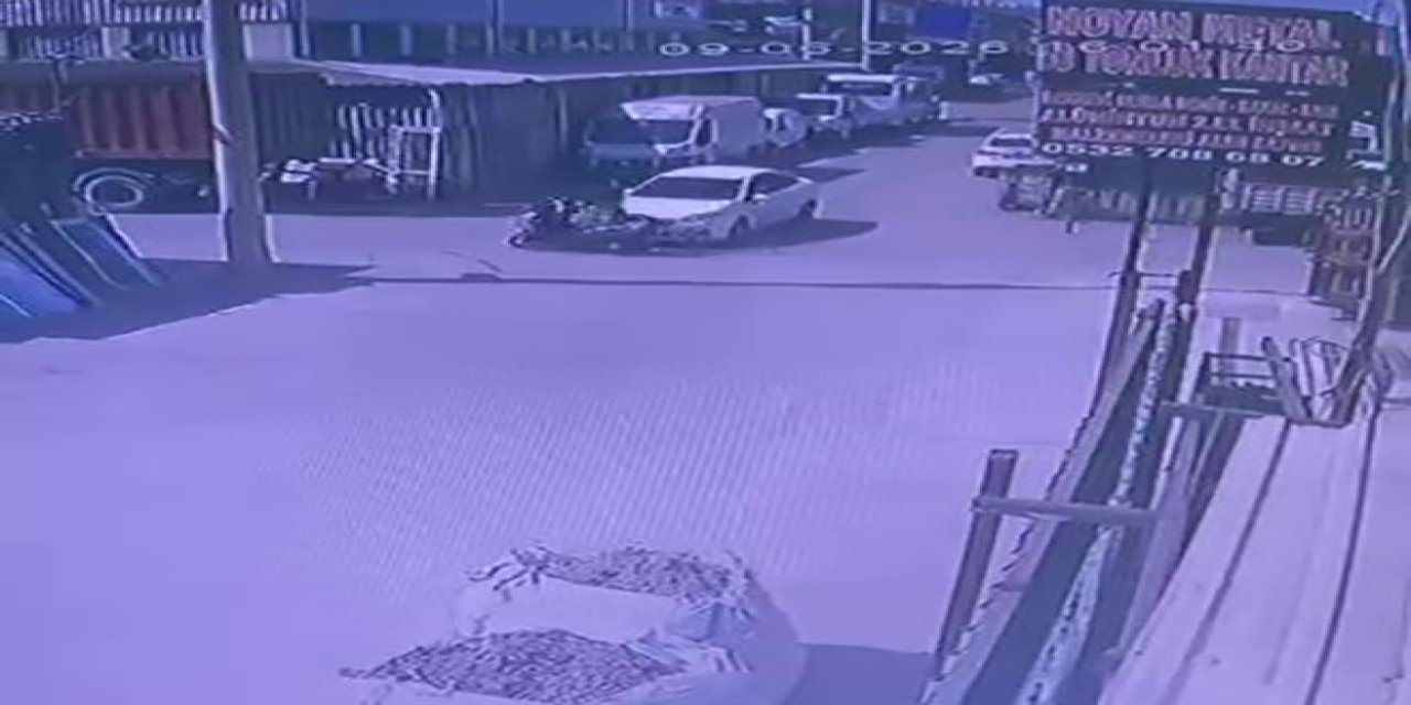 Otomobille motosiklet çarpıştı