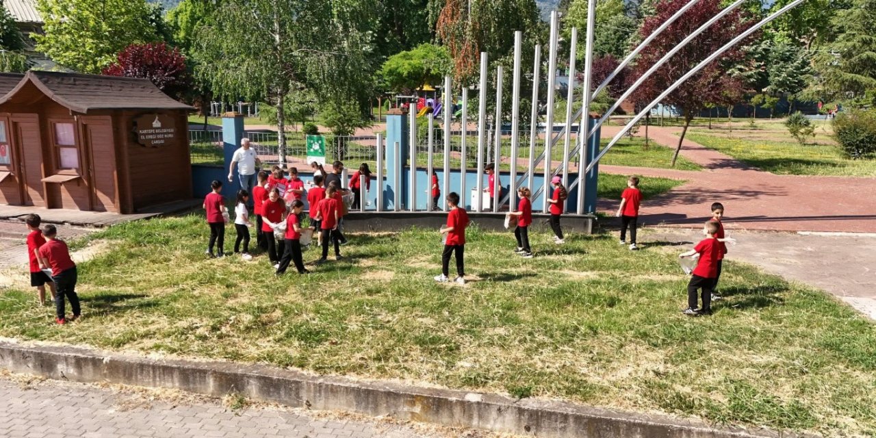 Öğrencilerinden Mıntıka Temizliği