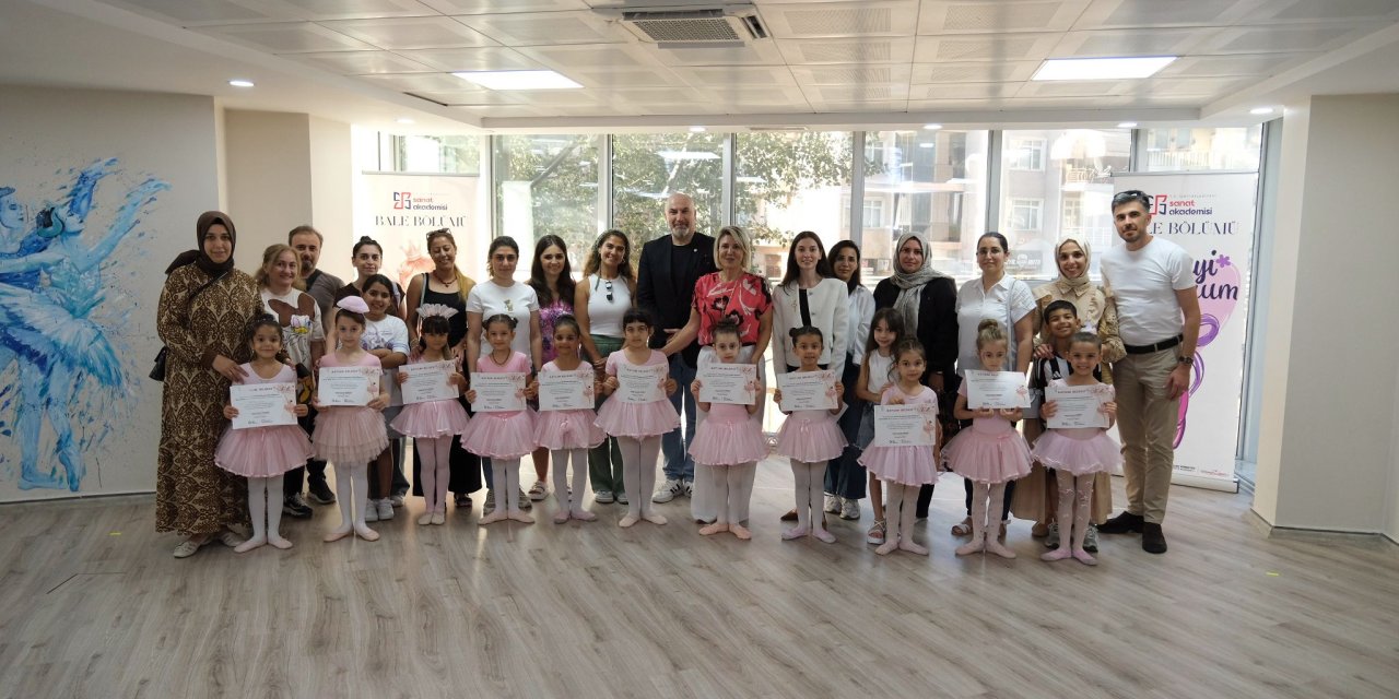 Minik balerinler belgelerini gururla aldı