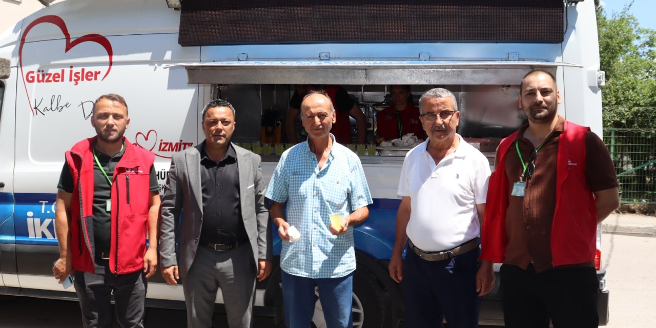 İzmit Belediyesinden cami cemaatine tatlı ikramı