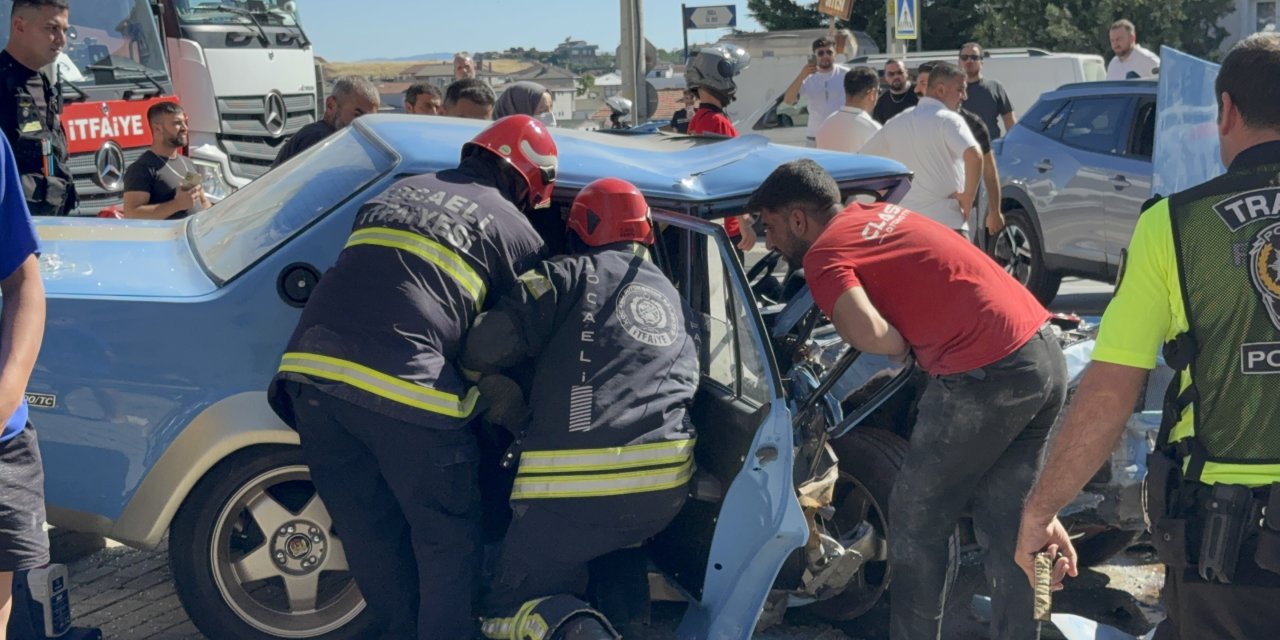 Ardı ardına şerit değiştiren sürücü kaza yaptı: 3 yaralı