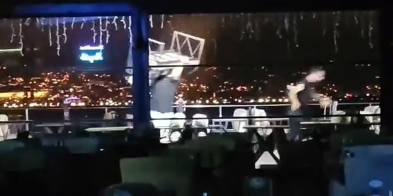 Birbirini tanımayan şahısların bıçaklı ve koltuklu kavgası