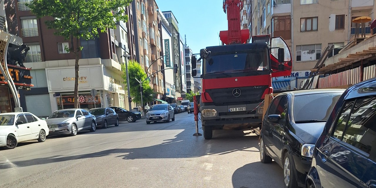 Vatandaşlar araç yolunda yürüyor!