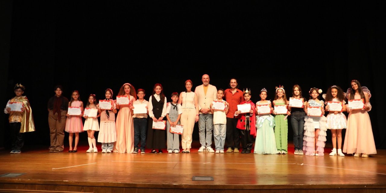 Minik tiyatrocuları yıl sonu gösterisinde alkış topladı