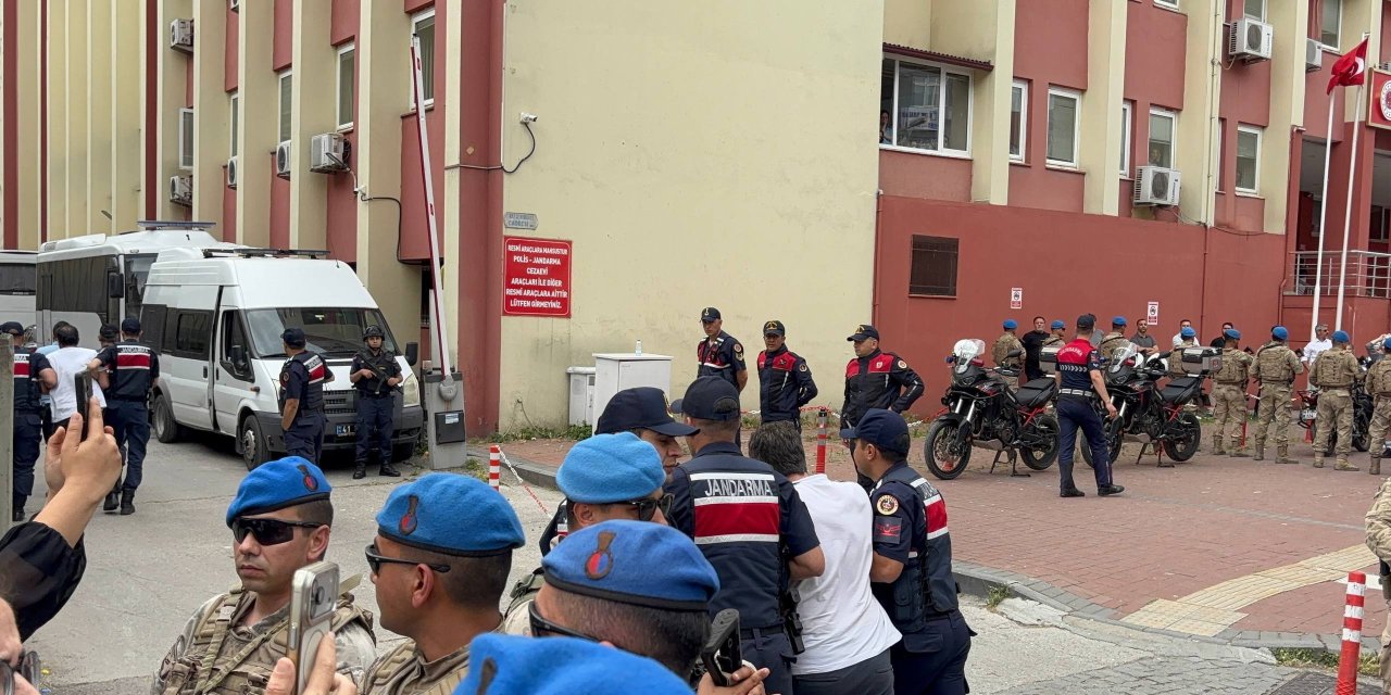 Kocaeli'de rüşvet ve tefecilik operasyonunda gözaltına alınan şüpheliler adliyede