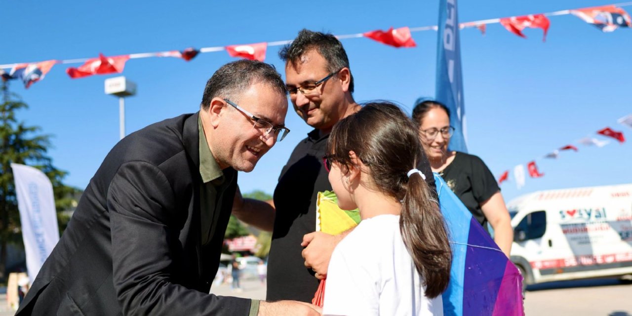 Derince'de uçurtmalar gökyüzünü süsledi