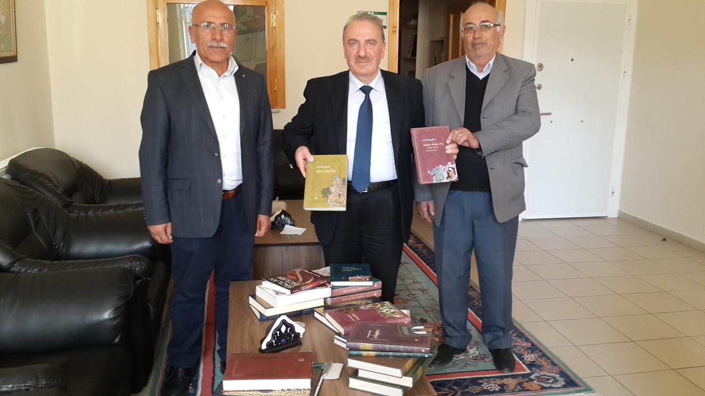 Müftülükten cemevine kitap bağışı 