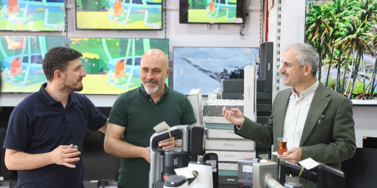 Çiftçi, güne esnaf ziyaretiyle başladı