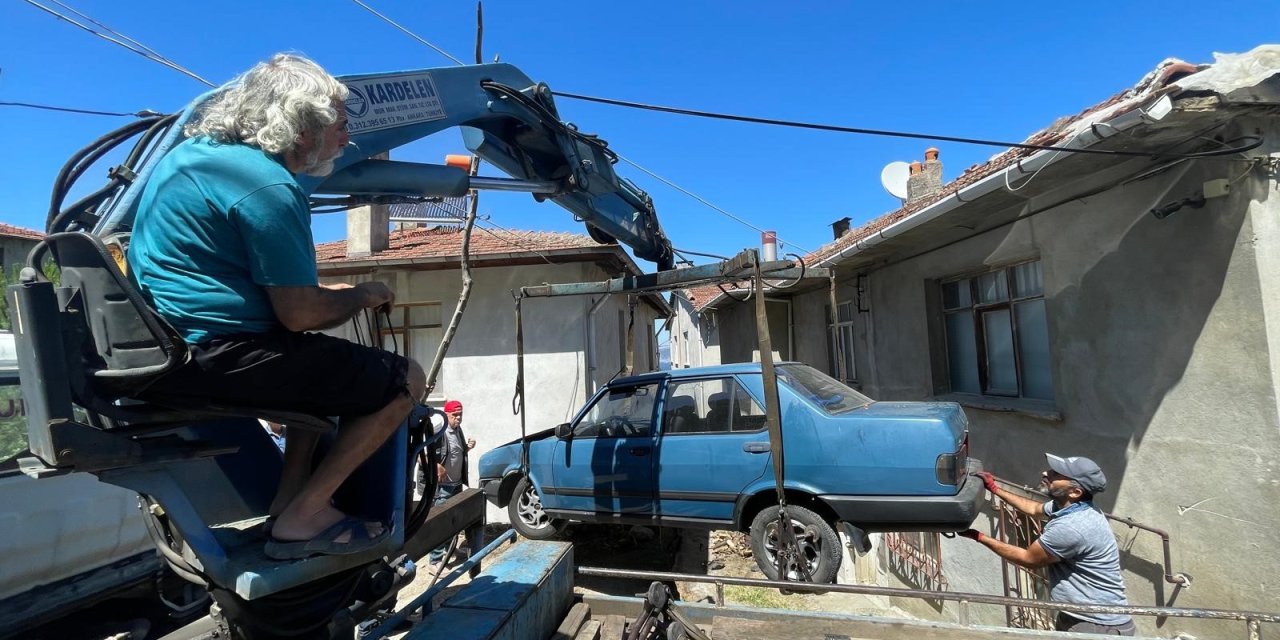 Yokuş aşağı inerken, iki evin arasına düştü