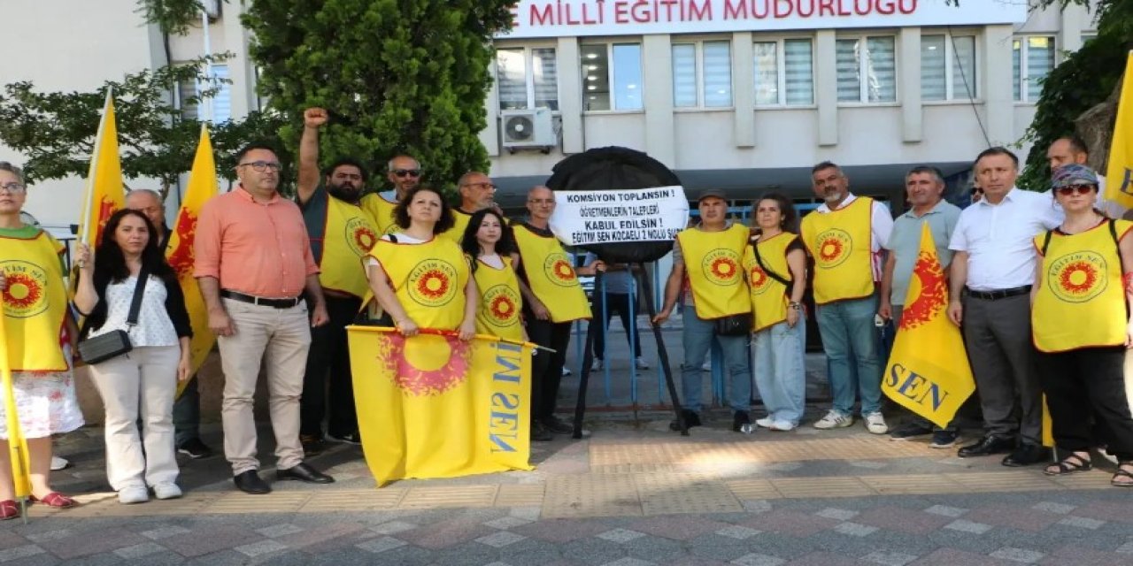 Gebze'de Eğitimcilerden  Siyah Çelenkli Protesto