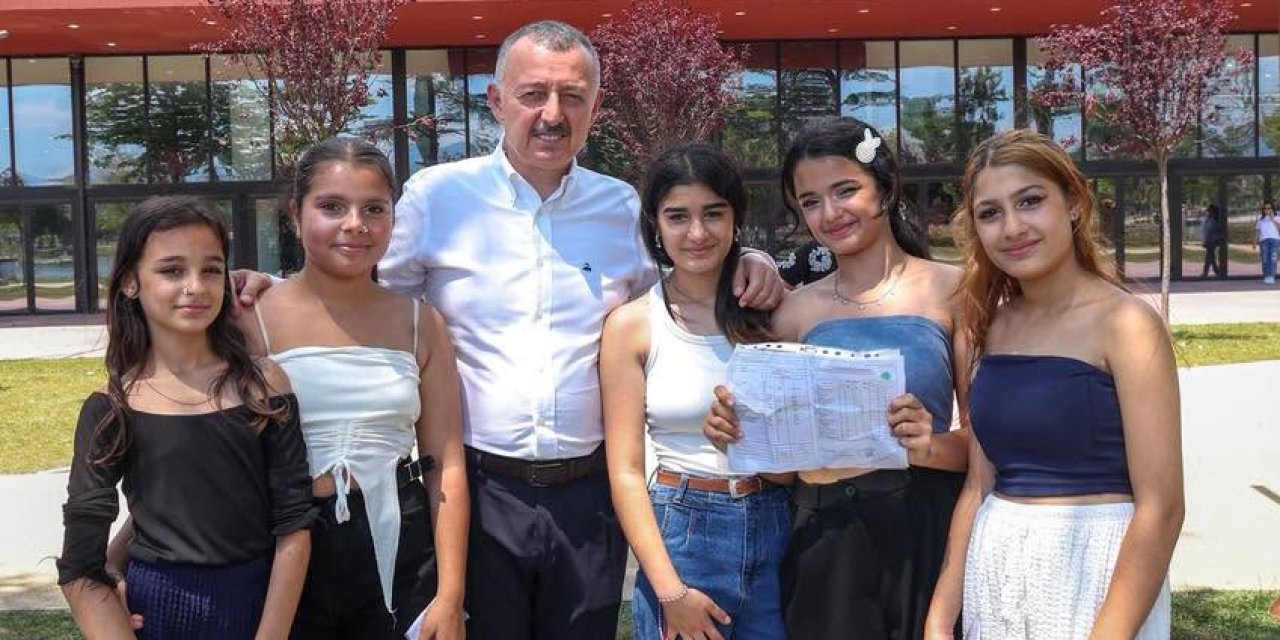 Karne alan öğrencilerin mutluluğunu paylaştı