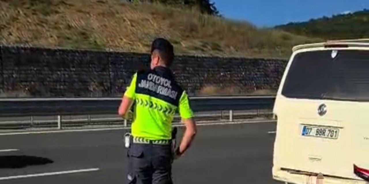 Panelvana çarpan motosikletli ağır yaralandı