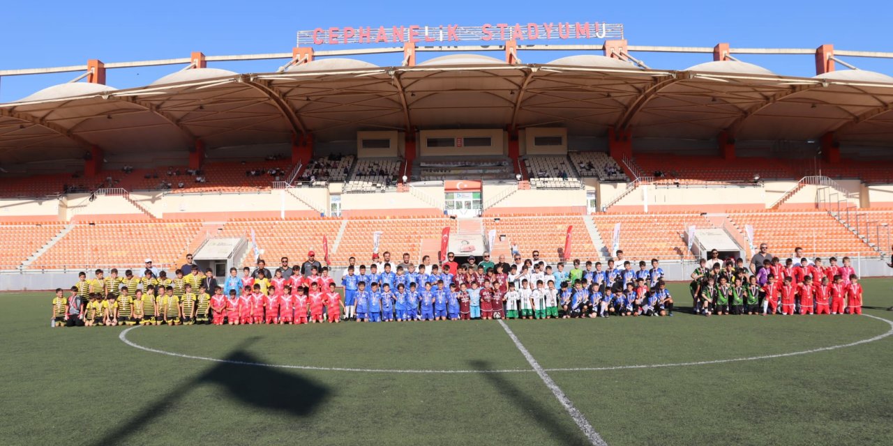 İzmit’in kurtuluş coşkusu  futbol şenliğiyle taçlandı