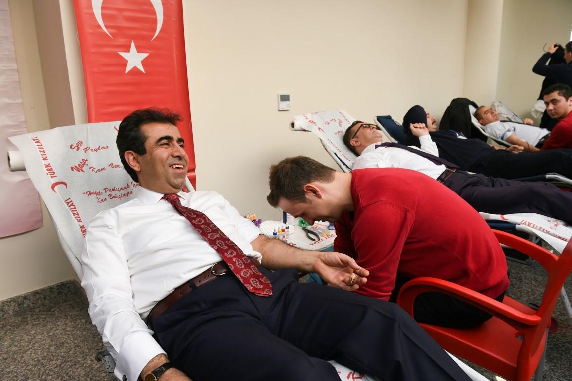 Vali Güzeloğlu kan bağışında bulundu