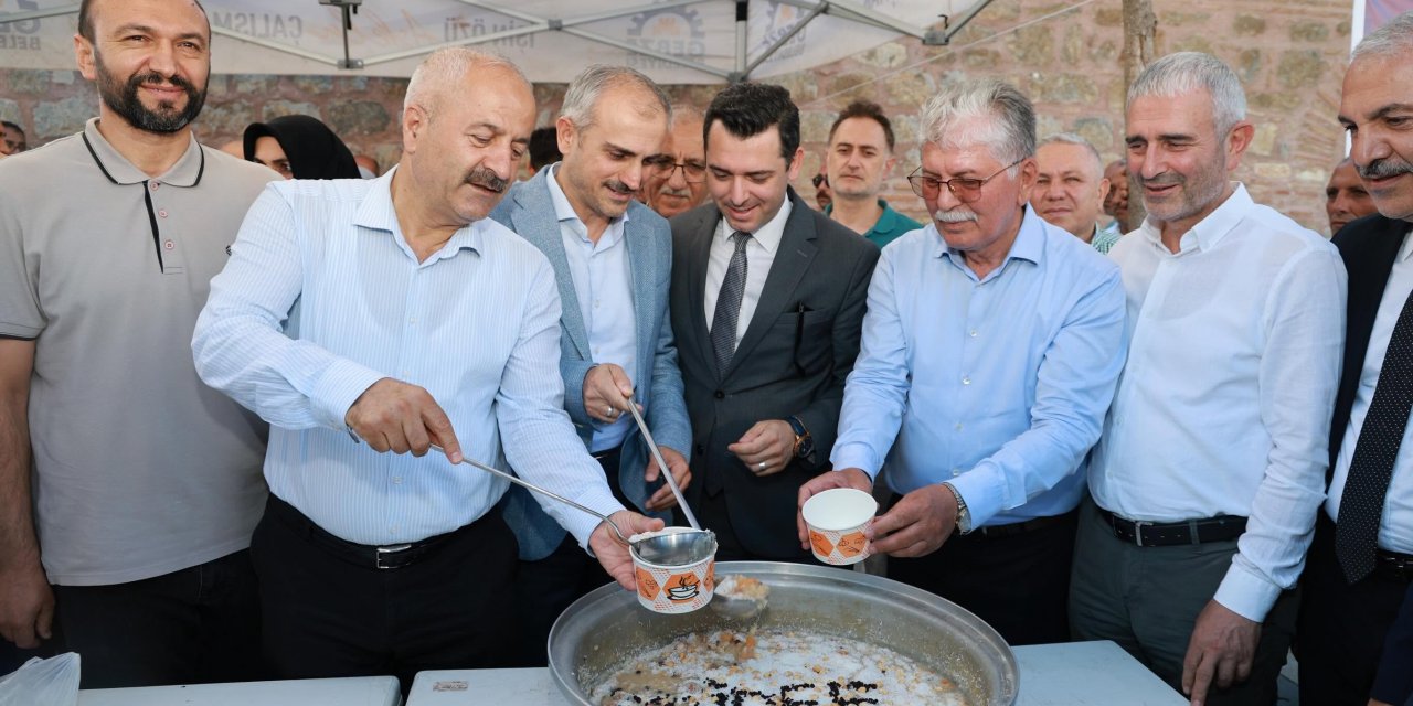 Kent Meydanı’nda Aşure İkram Edildi