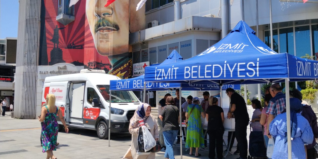 İzmit Belediyesinden Aşure İkramı