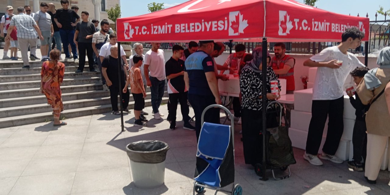 Vatandaşlara aşure ikramı