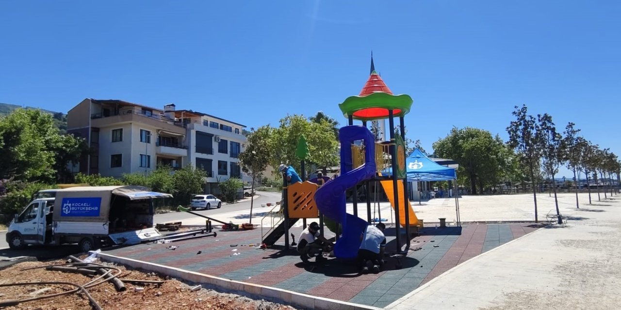 Gölcük Ulaşlı Sahili'ne yeni çocuk oyun alanı inşa ediliyor