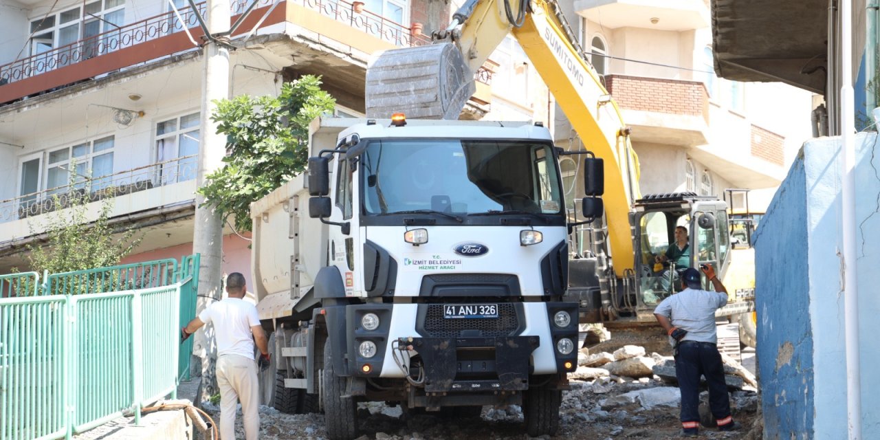 İzmit Belediyesi beton yolu yeniliyor