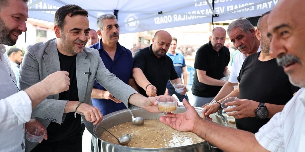 Özlü'den pazar esnafına aşure ikramı