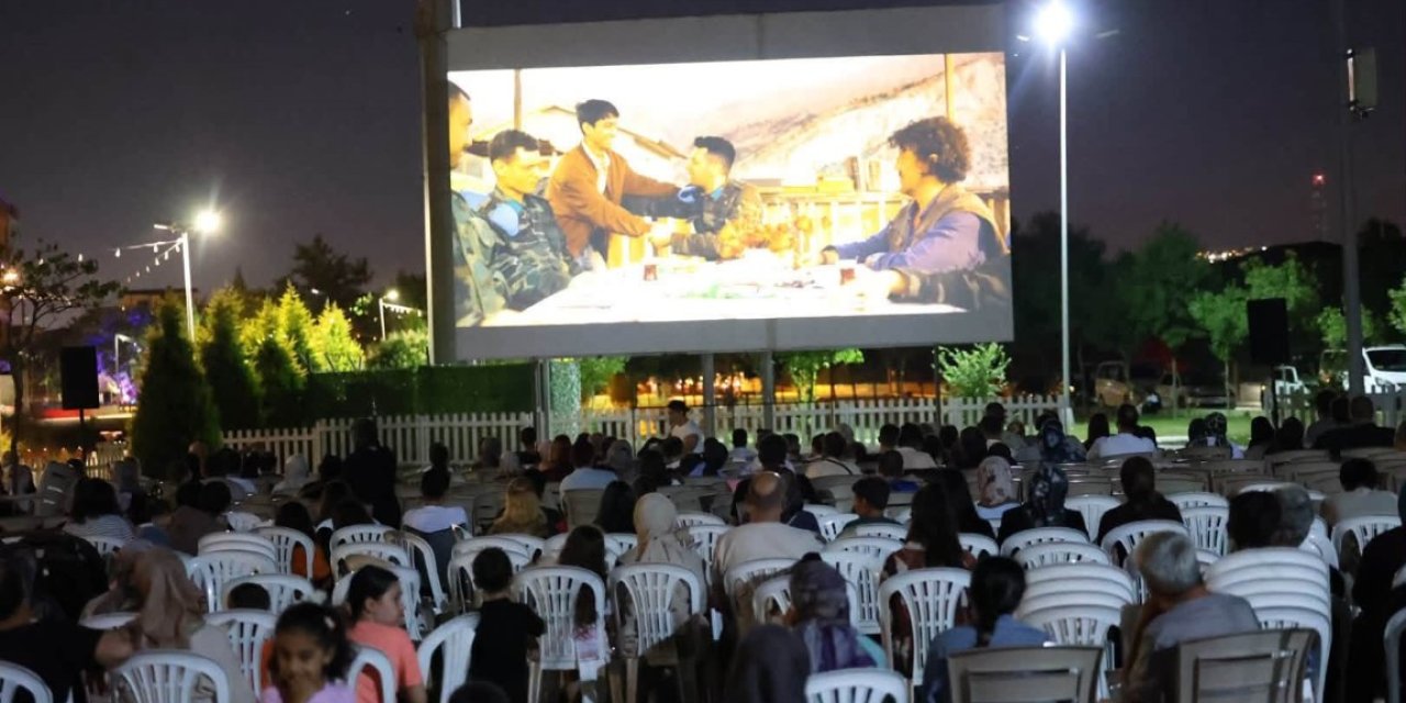 Açık Hava Sinema Geceleri  Yaz Akşamlarına Renk Katıyor