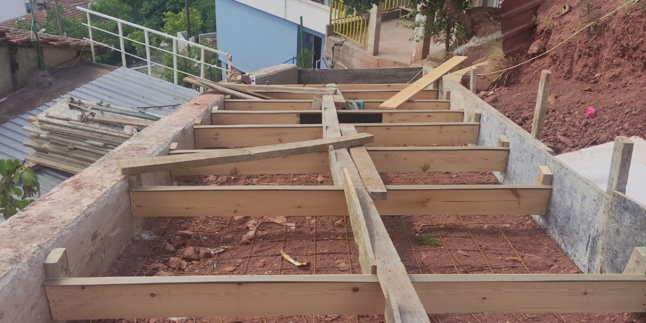 Yeni merdiven ve istinat duvarı