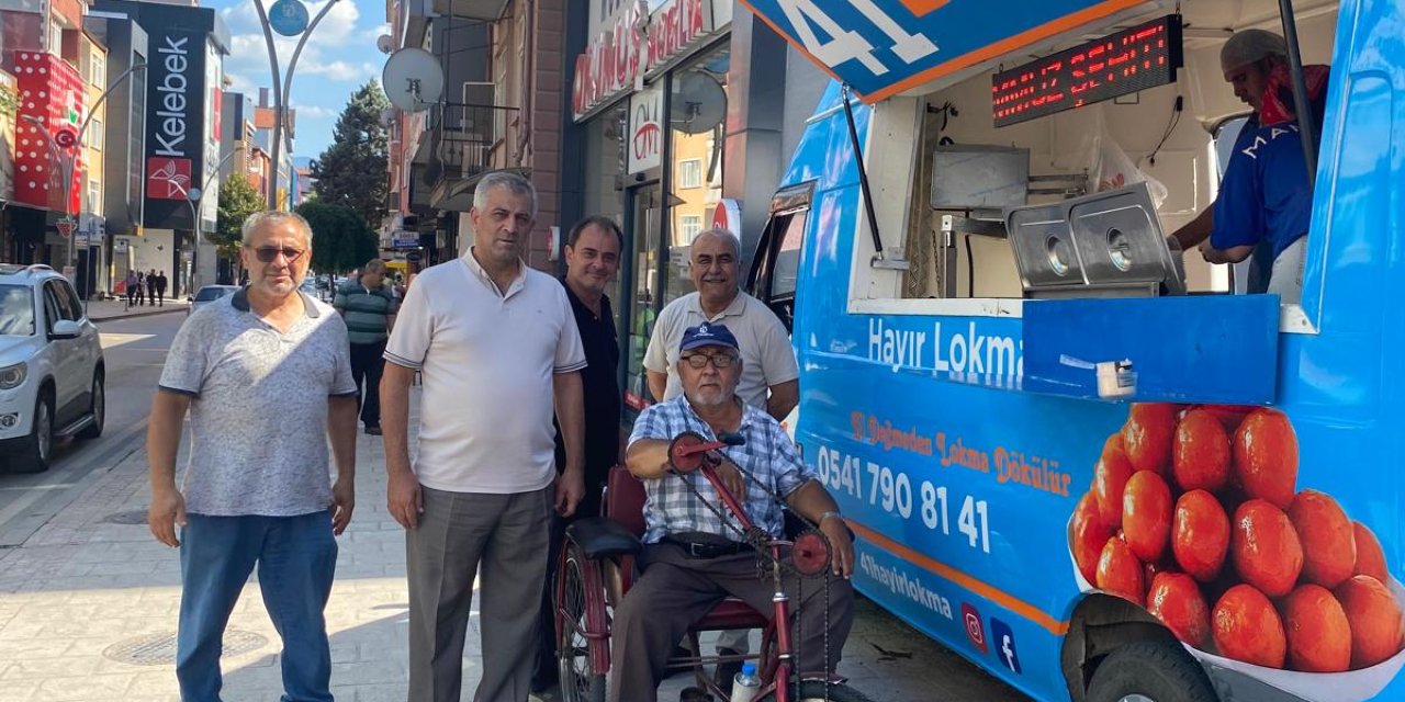İzmit'te 15 Temmuz Şehitleri İçin Lokma Dağıttı