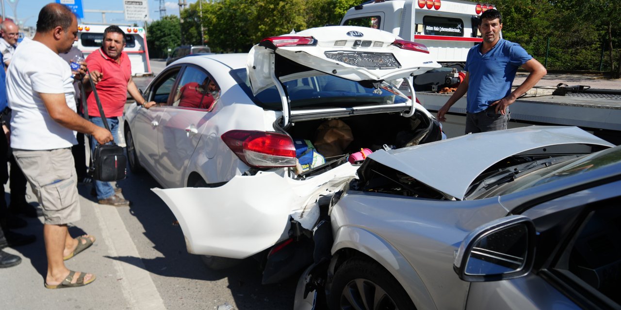 Yavaşlayan trafik kazaya sebep oldu