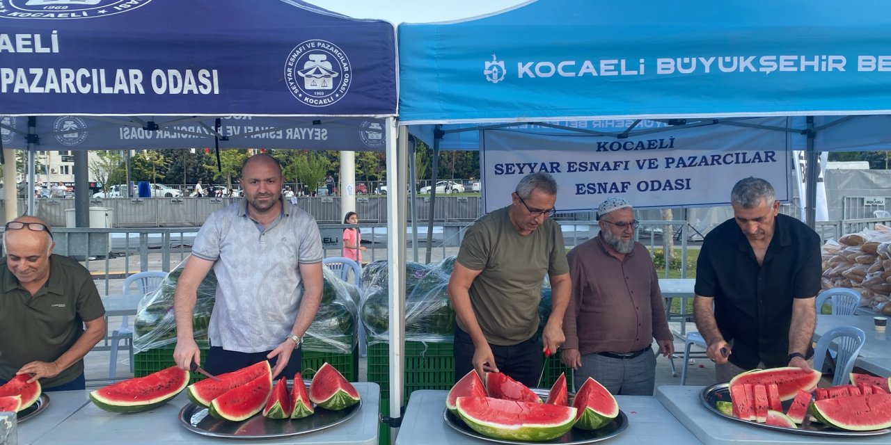 Kocaeli Pazarcılar Odası,  3 Ton Karpuz İkram Etti