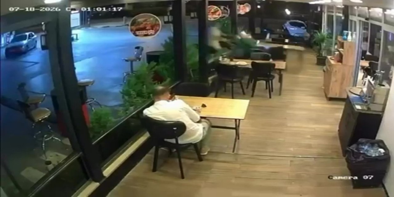 Lokantada oturan müşteriye çarptı