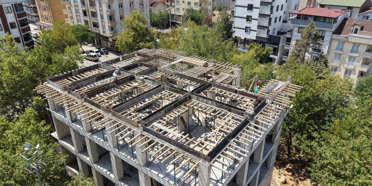 Yeni bilgi evi ve aile sağlığı merkezinin  kaba inşaatında sona doğru