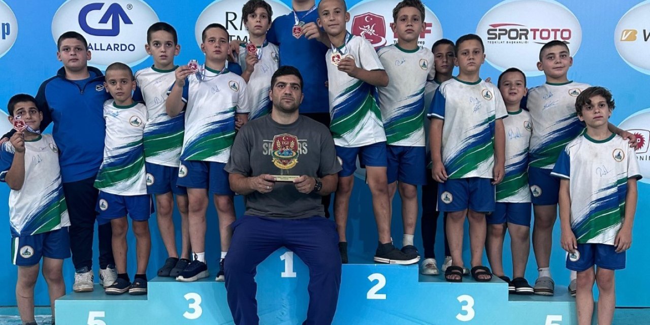 Kartepe'nin güreşçileri Ankara'dan madalyalarla döndü