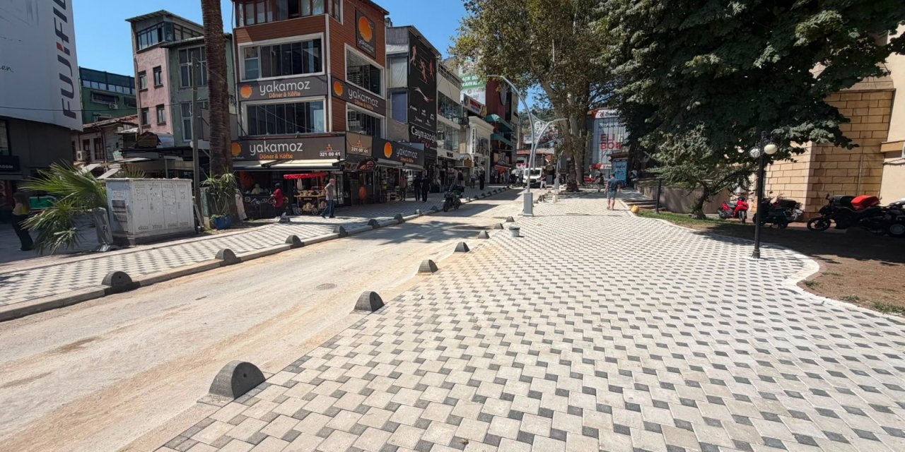 İzmit Belediyesinden modern kaldırım ve aydınlatma