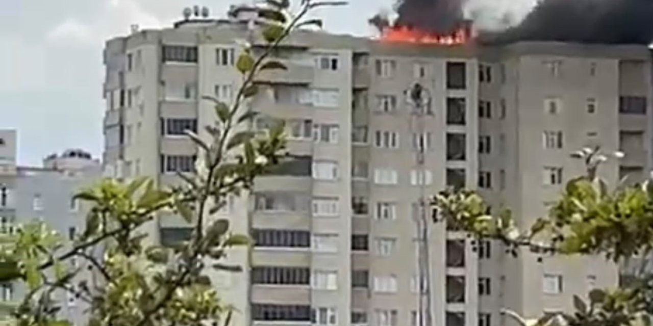 Gebze'de bina çatısı  alevlere teslim oldu
