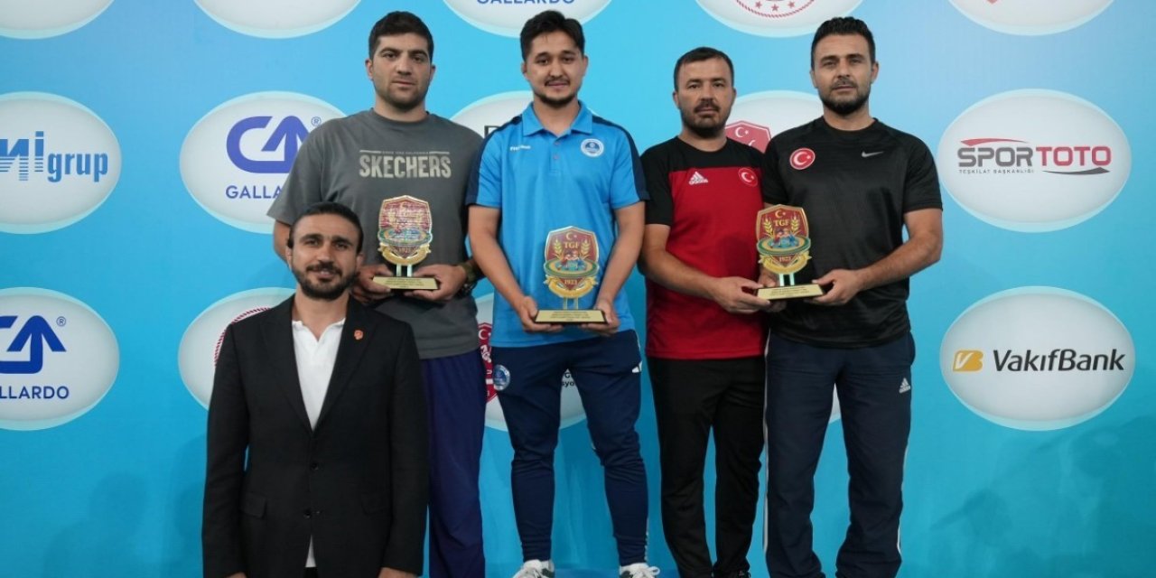 Güreşçiler  Ankara'dan  madalyalarla döndü