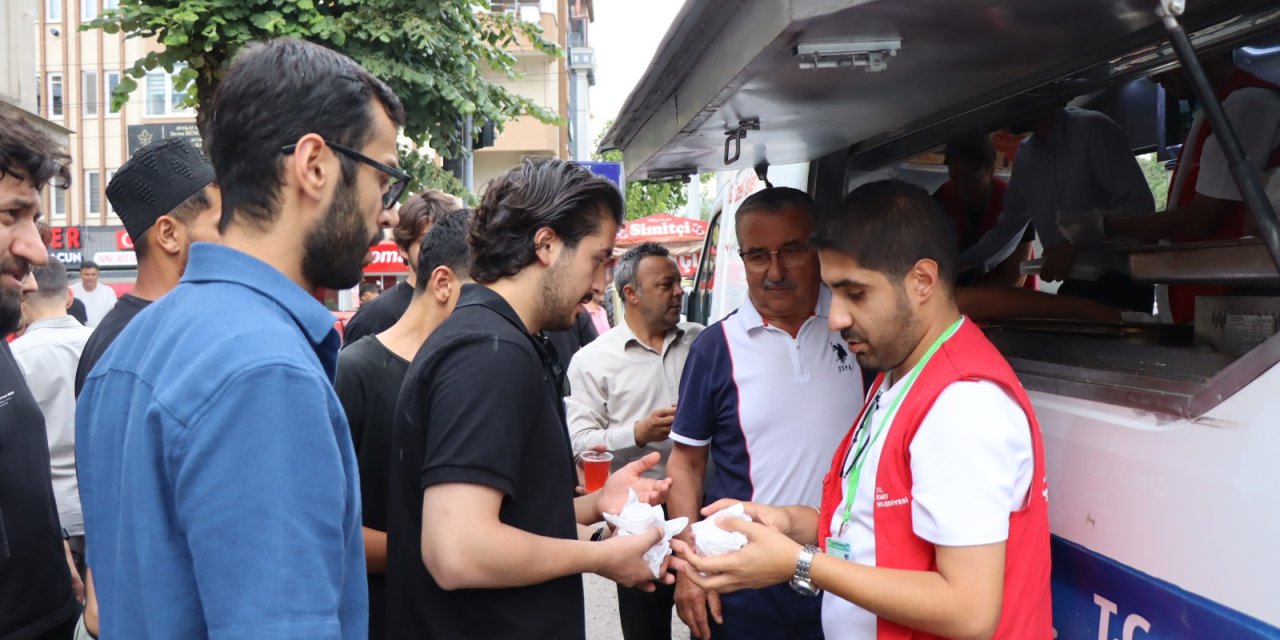 İzmit Belediyesinden vatandaşlara tatlı ikram