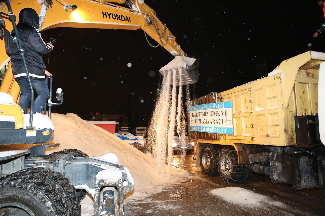Darıca’da ekipler kar mesaisinde
