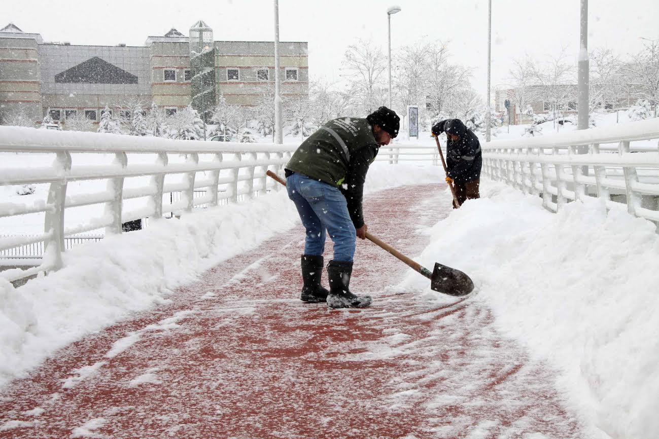 Köprü ve kaldırımlar temizleniyor