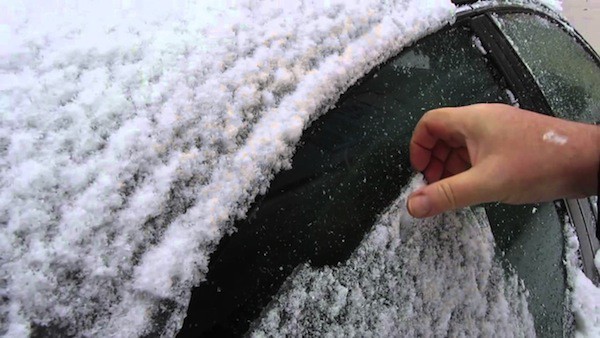 Buzlanan araba camı nasıl temizlenir?