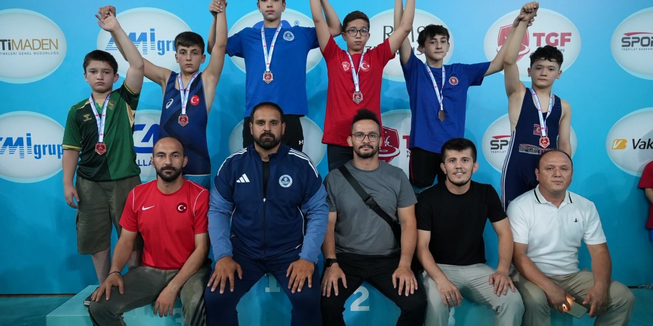 Kürsülerin değişmeyen adresi: Kağıtspor
